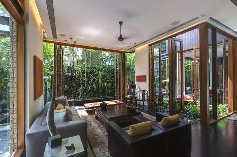 Merryn Road 40ª / Aamer Architects Indoor Courtyard, House In Nature, Garden Villa, Patio Interior, Lounge Decor, Design Del Prodotto, Tropical Houses, Elle Decor, Contemporary House