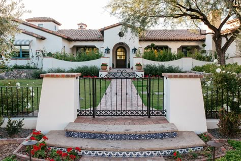 Arcadia Spanish Colonial | Front Entry - Traditional - Landscape - Phoenix - by Greey Pickett Spanish Colonial Farmhouse, Spanish Home Exteriors, Small Spanish Style Homes, Old Spanish Style Homes, Spanish House Exterior, Spanish Landscape, Mission Revival, Spanish Farmhouse, Spanish Courtyard