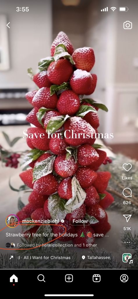 Strawberry Christmas Tree, Christmas Brunch Party, Creative Christmas Food, Fruit Tower, Strawberry Christmas, Christmas Strawberry, Holiday Eggnog, Big Family Dinner, Christmas Themed Cake