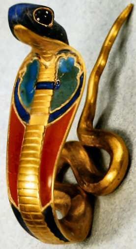 golden uraeus cobra-ancient egypt | par Thunderwolf-Tsahizn Tseh. Ancient Egyptian Artifacts, Ancient Egyptian Goddess, Ancient Egyptian Jewelry, Egyptian Artifacts, Ancient Egypt Art, Egyptian Pharaohs, Egypt History, Egypt Art, Egyptian History