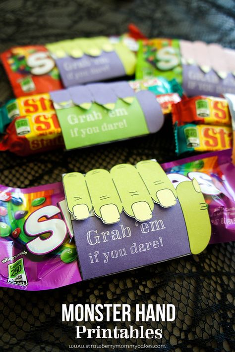 Halloween Candy Treats For School, Cricut Halloween School Treats, Halloween Packaged Treats, Halloween Candy Diy Ideas, Halloween Small Gift Ideas, 13 Days Of Halloween Gifts, Halloween Candy Gift Ideas, Cricut Halloween Class Gifts, Halloween Ideas For Work Office