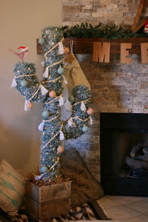 Christmas Tree Western Theme, Cactus Christmas Tree Diy, Diy Cactus Christmas Tree, Southwest Desert Christmas Tree, Western Cactus Christmas Tree, Christmas Cactus Tree, Real Cactus Christmas Trees, Cactus Christmas Tree, Cactus Christmas Trees