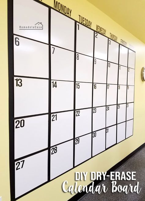 DIY - Huge, Dry Erase Calendar Board - Remodelando la Casa Diy White Board Calendar, Calendar Bulletin Board Ideas, Diy Dry Erase Calendar, Classroom Calendars, Dry Erase Board Wall, Diy Dry Erase Board, Diy Whiteboard, Office 2023, Big Calendar