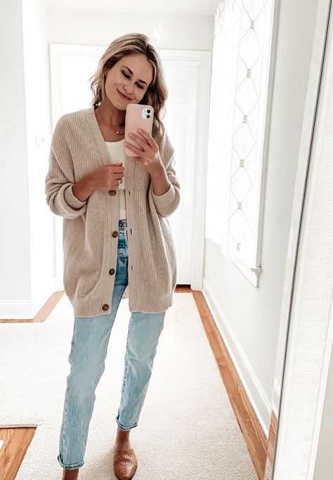 Cozy Cardigan Outfit Winter, Mid Cardigan Outfit, Hamptons Outfit September, Rainy Florida Outfit, Apricot Cardigan Outfit, Mom Cardigan Outfits, Cardigan T Shirt Outfit, Fall Work Outfits For Women Casual Jeans, Quince Cardigan Outfit