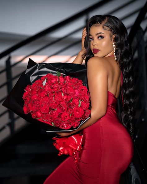 Black Dress And Red Roses Photoshoot, Dress And Roses Photoshoot, Birthday Shoot Ideas With Flowers, Elegant Birthday Shoot Ideas, Photo Shoot With Bouquet Of Flowers, Red Roses Birthday Photoshoot, Birthday Shoot With Roses, Pictures With Roses Photo Ideas, Birthday Shoot With Flowers