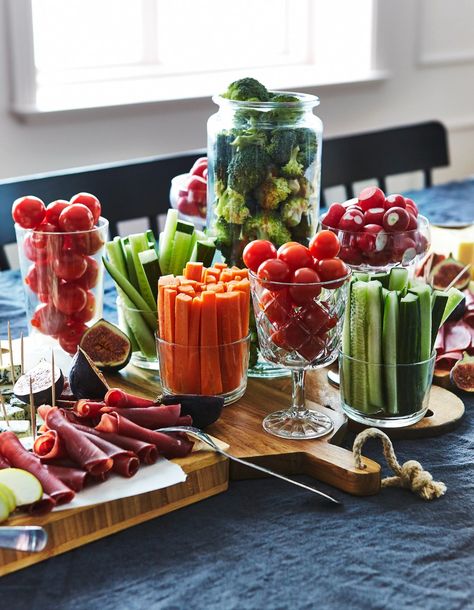 Veggie Display, Stool Ideas, Stool Living Room, Brunch Inspiration, Christmas Buffet, Cocktail Party Food, Stools Kitchen, Birthday Table Decorations, Holiday Dinner Party