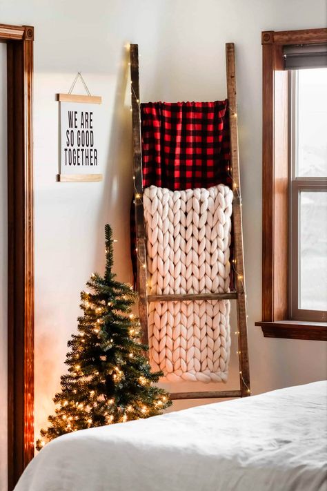 60 DIY Christmas Decorations - Homemade Christmas Décor Ideas Easy Diy Blanket, Blanket Ladder Plans, Rustic Blanket Ladder, Diy Home Decor For Apartments, Rustic Blankets, Diy Blanket, Diy Blanket Ladder, Blanket Ladder, Diy Simple