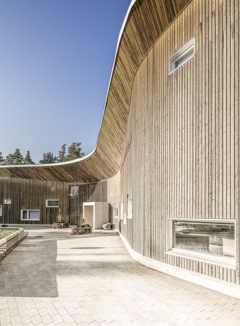 Built by alt Architects,Karsikas in Siikajoki, Finland New Health clinic is a sympathetic, small-scale public building. Location is adjacent to Mäkelänrinne senior assisted... Healthcare Architecture, Timber Walls, Wooden Architecture, Health Clinic, Wood Building, Wood Architecture, Wood Cladding, Curved Wood, Healthcare Design