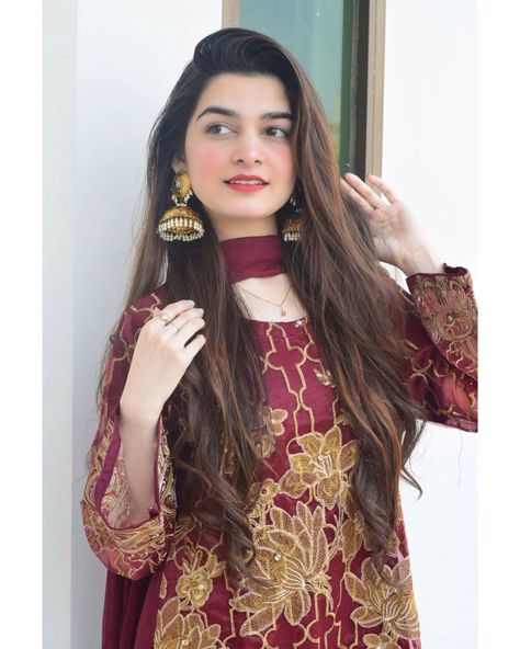 Kinat Faisal, Kainat Faisal Dress, Kainat Faisal, Indian Bride Makeup, Pakistani Formal Dresses, Pakistani Fashion Casual, Pakistani Fashion Party Wear, Stylish Party Dresses, Classy Dress Outfits