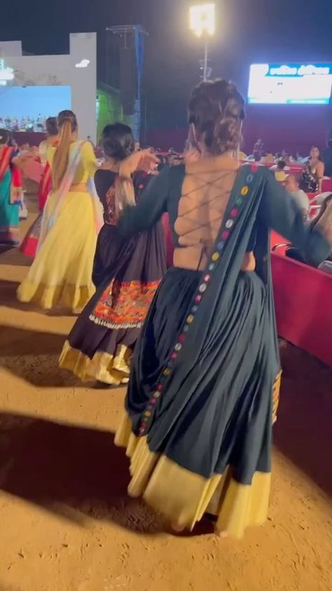 Lehnga Photoshoot Poses, Garba Dance Video, Dandiya Dress, Garba Outfit, Garba Dance, Garba Dress, Navratri Garba, Rajasthani Dress, Simple Dance