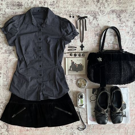 Y2k Outfit Layout, Button Up Blouse Outfit, Fall Outfits Latina, Outfits Latina, Velvet Handbag, 2024 Aesthetic, Black Bows, Downtown Outfits, Skirt With Zipper