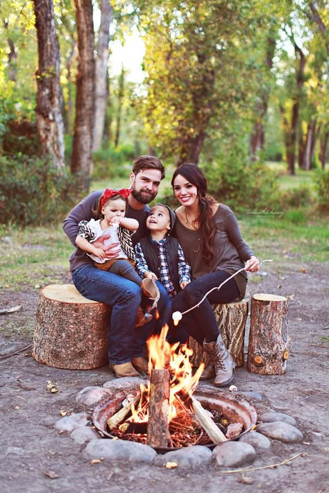 Family Camping Photography, Winter Family Vacations, Camping Photo, Retro Camping, Family Christmas Pictures, Camping Photography, Fall Family Pictures, Fire Photography, Kids Vacation