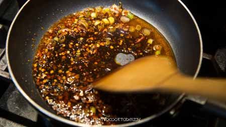 How To Make Easy Din Tai Fung Spicy Wonton Sauce Chili Sauce For Dumplings, Pork Wonton Dipping Sauce, Wonton Chili Sauce, Sauce For Wontons, Wonton Sauce Recipe, Spicy Wonton Sauce, Spicy Wonton Recipe, Spicy Dumpling Sauce, Wontons With Chili Oil