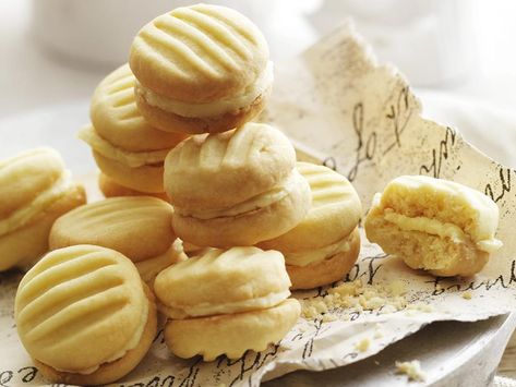 Melting Moments Recipe, Melting Moments Biscuits, Melting Moments Cookies, Aussie Food, Homemade Custard, Melting Moments, Cream Biscuits, Australian Food, Tea Sandwiches