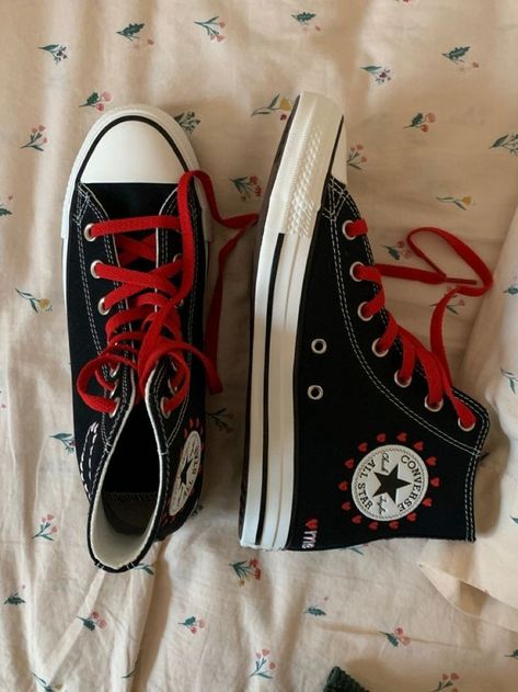 Valentines Gift Aesthetic, Spider Man Valentines, Beads Makeup, Chuck 70 High Top, Paris Home Decor, Fit Accessories, Wine Alcohol, Cute Converse, Dr Shoes