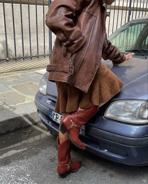 Enya Core, Frye Boots Outfit, Fits 2023, Brown Boots Outfit, Winter Boots Outfits, Daisy Jones, Modest Fits, Aesthetic Outfit Ideas, Press Tour