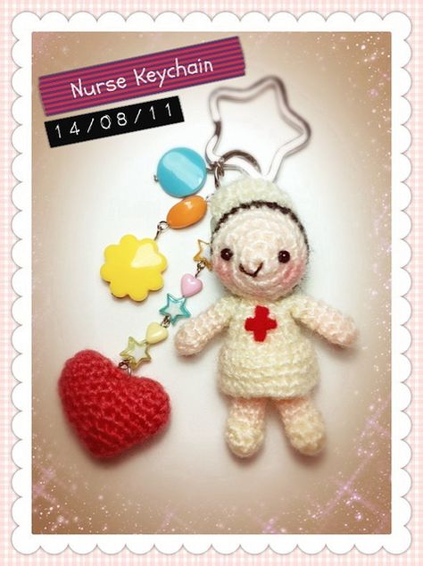 Mijzelve! Crochet Medical, Craft Keychain, Nurse Keychain, Crochet Keychains, Diy Key, Crochet Deer, Miniature Crochet, Keychain Crochet, Mobile Case