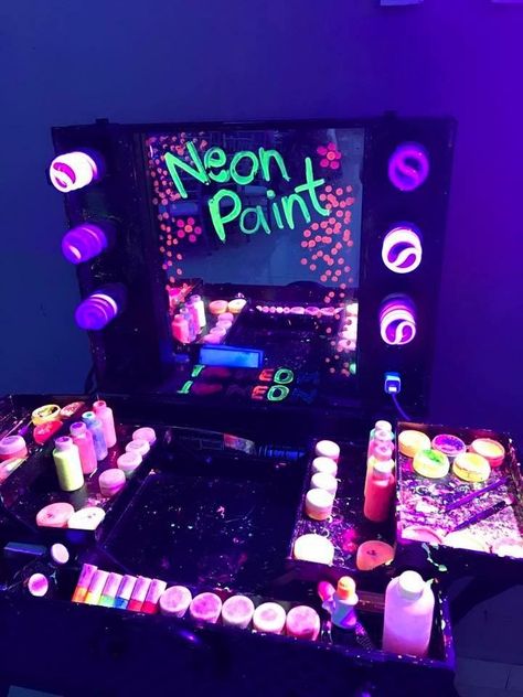 Neon Sweet 16, Neon Pool Parties, 14th Birthday Party Ideas, Glow In Dark Party, Neon Birthday Party, Glitter Bar, Glow Birthday Party, Neon Paint, Sweet Sixteen Birthday Party Ideas