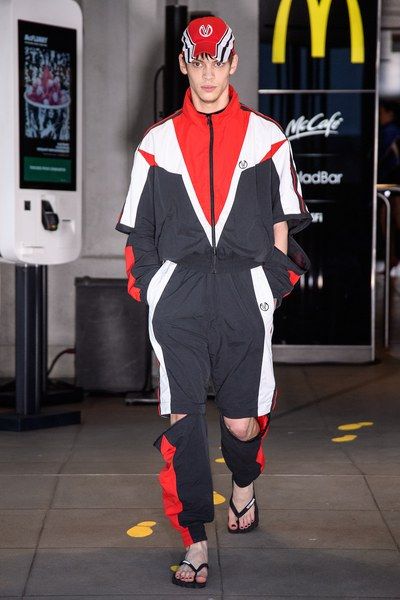 Vetements Spring 2020 Menswear collection, runway looks, beauty, models, and reviews. Oversize Tshirt Outfits, Tshirt Outfits, Fashion Show Collection, High Fashion Street Style, Mens Activewear, Vogue Paris, Mens Street Style, Sport Fashion, Hat Fashion