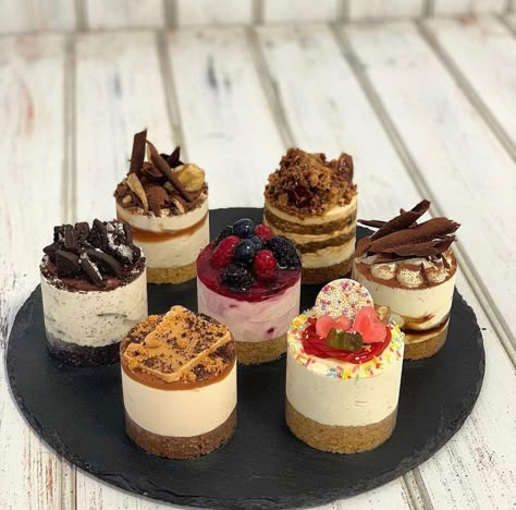 Dessert Business From Home, Cheesecake Recipes Fancy, Mini Cheesecake Decoration, Cheesecake Packaging Ideas, Elegant Cheesecake, Fancy Cheesecake, Cheesecake Business, Cookie Brownies, Patisserie Fine