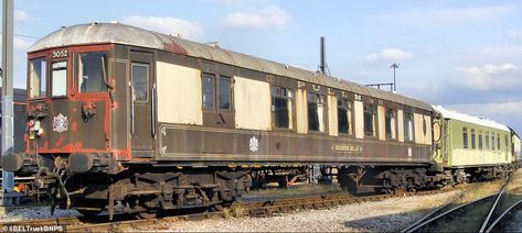 Brighton Belle train restored to glory after £6m revamp with wider seats for today's passengers | Daily Mail Online British Pullman, Southern Rail, Southern Trains, Pullman Train, Laurence Olivier, Belle Epoch, Victoria London, Transportation Poster, Rail Transport