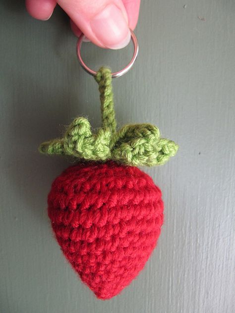 Strawberry Keyring pattern {follow link: free craft patterns} Crocheted Strawberry, Crochet Strawberry, Crochet Fruit, Crochet Keychain Pattern, Crochet Bookmarks, Crochet Motifs, Crochet Keychain, A Hook, Craft Patterns