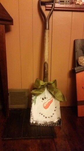 Snowman shovel Cheap Christmas Decorations Diy, Cheap Christmas Decorations, Christmas Diy Decorations, Snowman Candle Holder, Christmas Decorations Diy, Snowman Candle, Christmas Snowmen, Easy Diy Decor, Snowman Painting