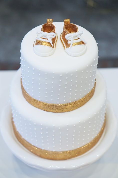 White and Gold Baby Shower Cake White Baby Shower Cake, Gateau Baby Shower Garcon, Gold Baby Shower Cake, Baby Shower Cakes Neutral, Gold Baby Shower Decorations, Trendy Baby Shower Themes, Royal Baby Showers, Baby Shower Cakes For Boys, White Baby Showers