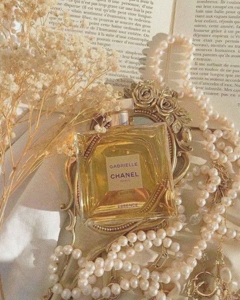 Gucci Perfume, Parfum Chanel, Romantic Academia, Cream Aesthetic, Gold Aesthetic, Perfume Scents, Perfume Lover, Classy Aesthetic, Princess Aesthetic