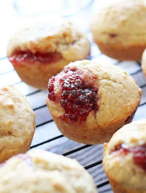 Easy Muffins Filled with Jam Strawberry Jam Muffins Recipe, Jam Filled Muffins, Recipe Using Jam, Jam Muffins, Quick Muffins, Easy Muffin Recipe, Easy Strawberry Jam, Easy Jam, Simple Muffin Recipe