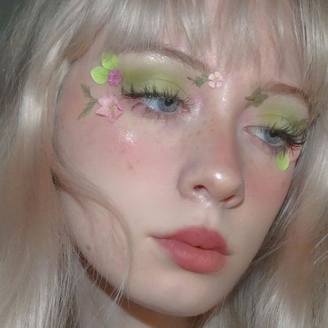 Green makeup, flower makeup, fairy makeup, fairycore, goblincore, goblincore make up, makeup inspo, grungecore, grunge aesthetic, dark fairycore Fairy Tail Makeup Looks, Fairy Core Makeup Green, Fairy Core Makeup Aesthetic, Mushroom Inspired Makeup, Green Flower Makeup, Pink Green Makeup, Flower Makeup Aesthetic, Flower Fairy Aesthetic, Garden Fairy Makeup