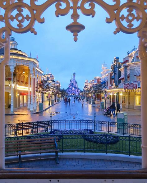 Disney Main Street Wallpaper, Disney Lights, Disney Boo, Main Street Disney World, Disney Main Street, Main Street Usa Disney World Aesthetic, Disneyworld Main Street, Disneyland Landscape, Grad Hats