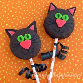 Black cat ding dongs! Black Cat Party, Black Cat Cookies, Snack Cakes, Halloween Party Treats, Cat Snacks, Edible Crafts, Cat Cookies, Halloween Appetizers, Oreo Pops