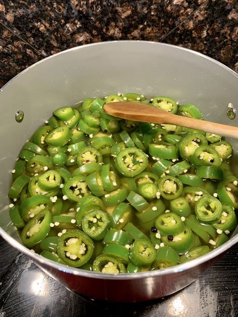 Canning Hot Peppers, Pickled Jalapeno Recipe, Fresh Jalapeno, Homemade Hooplah, Pickled Banana Peppers, Pickled Jalapeno Peppers, Candied Jalapenos, Cowboy Candy, Pickled Jalapeño