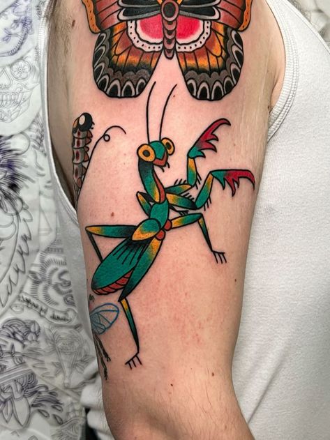 American Traditional Praying Mantis Tattoo, Praying Mantis Tattoo Traditional, Praying Mantis Tattoo, Mantis Tattoo, Traditional Heart Tattoos, Floral Back Tattoos, Beetle Tattoo, Green Tattoos, Traditional Tattoo Old School