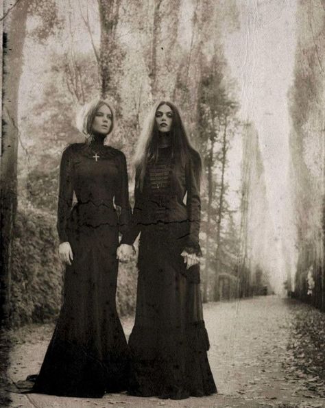 Scriptical.Wordpress.'The Ritual.Maria Palm, Elise Lou, Mette Ingeborg And Others By Signe Vilstrup For Treats Magazine #3.Spring 2012.18 Kino Box, Southern Gothic, Gothic Aesthetic, Foto Poses, Season Of The Witch, Witch Aesthetic, Foto Art, Witchy Woman, Dark Photography