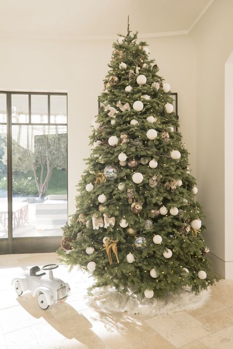 Kourtney Kardashian Shares Her Holiday Decorations, Including Her Five Christmas Trees - Vogue Kardashian Christmas Tree, Kardashian Christmas Decorations, Kourtney Kardashian Christmas, Crismas Tree, Kardashian Christmas, Estilo Kardashian, Silver Christmas Decorations, Colonial Christmas, Winter Wonderland Christmas