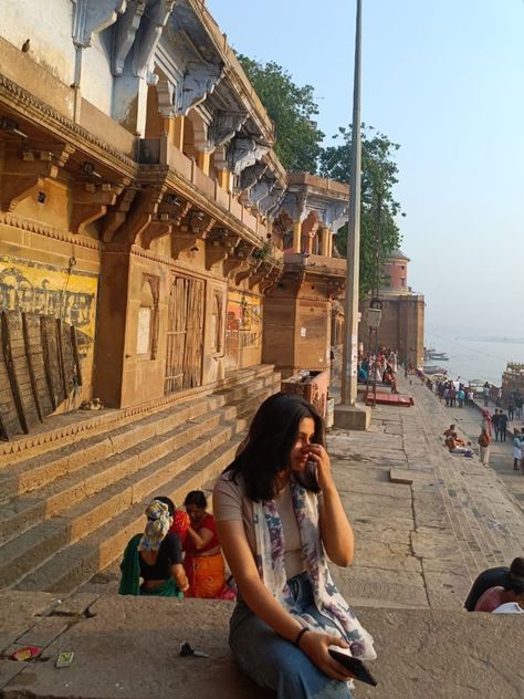 Varanasi Ghaat Varanasi Outfit For Women, Banaras Travel Outfit Ideas, Vanarasi India Aesthetic, Varanasi Outfit Ideas, Banaras Aesthetic Outfits, Banaras Photoshoot Ideas, Banaras Photos, Vrindavan Outfit, Banaras Photoshoot