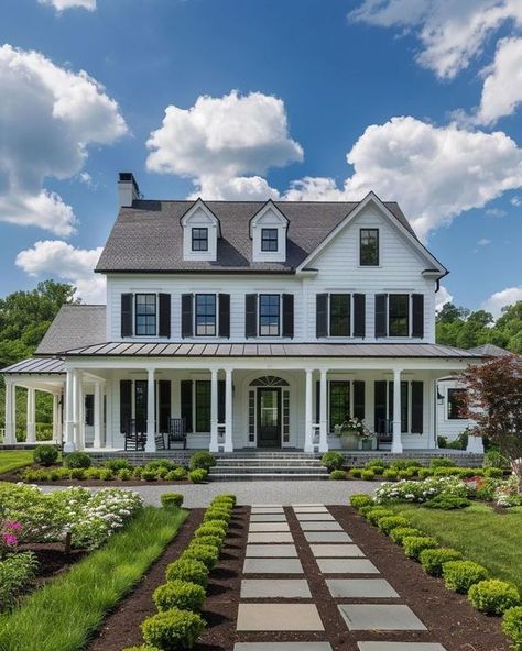 Colonial Home With Front Porch, Colonial House Backyard, House With Large Front Porch, Colonial House With Front Porch, Colonial Revival House Exterior, Colonial Farmhouse Exterior, Modern Colonial Exterior, House With Front Porch, Old Colonial Homes