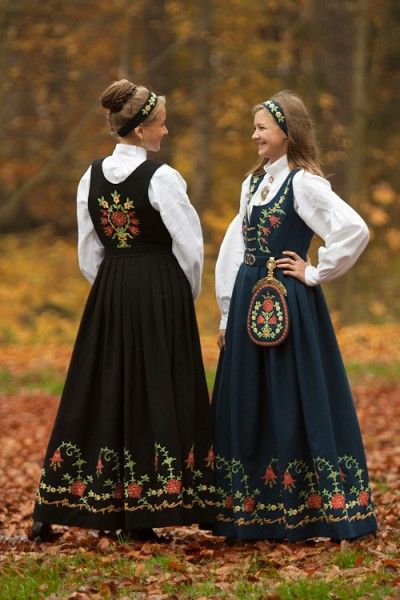 Løkendrakt from Aurskog-Høland, Akershus- Norway #traditionaldresses Norwegian Clothing, Costumes Around The World, Folk Clothing, National Dress, Mode Boho, Folk Dresses, Ethnic Dress, Traditional Fashion, Jolie Photo