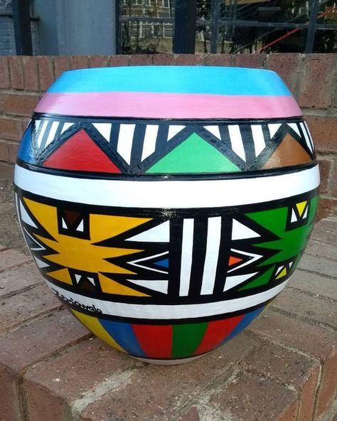 African Pots Painting, South African Patterns, African Exhibition, South African Decor, Africa Pattern, African Art Projects, Africa Day, African Pottery, South African Design