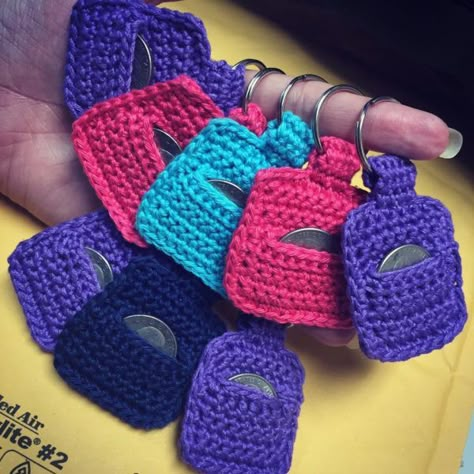 Aldi Quarter Keeper {FREE Crochet Pattern} Quarter Keeper, Quick Crochet Projects, Keychain Pattern, Confection Au Crochet, Crocheted Items, Crochet Keychain Pattern, Crochet Simple, Quick Crochet, Crochet Diy