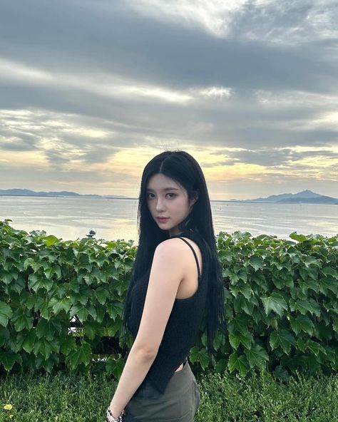 @official.kep1er #icons #icon #profile #explore #explorepage Dayeon Kep1er, Kep1er Icons, Icon Profile, 7 Angels, J-pop Music, Long Black Hair, Latest Albums, International Artist, July 25