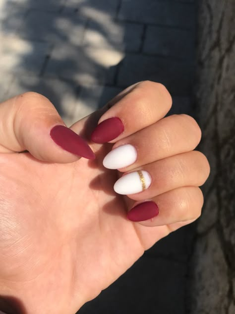 Red nails white gold Red And White Sns Nails, White And Dark Red Nails, White And Wine Nails, Maroon And White Nails Acrylic, Crimson Nails Designs, Cardinal Red Nails, Red And White Nail Designs Simple, Crimson And White Nails, Crimson And Cream Nails