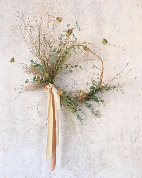 kristen caissie on Instagram: “grasping at August” Dried Floral Wreaths, Grass Wreath, Dried Wreath, Deco Champetre, Fall Flower Arrangements, Natural Wreath, Wall Wreath, Dried Flower Wreaths, Deco Nature