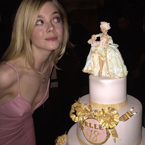 "I decided to give myself a birthday present," she wrote while revealing her delicious cake. "a public Instagram.... SURPRISE!" Terrence Loves You, Dakota And Elle Fanning, Dakota Fanning, Young Actresses, Elle Fanning, Marie Antoinette, Kenya, Girl Birthday, Style Icons