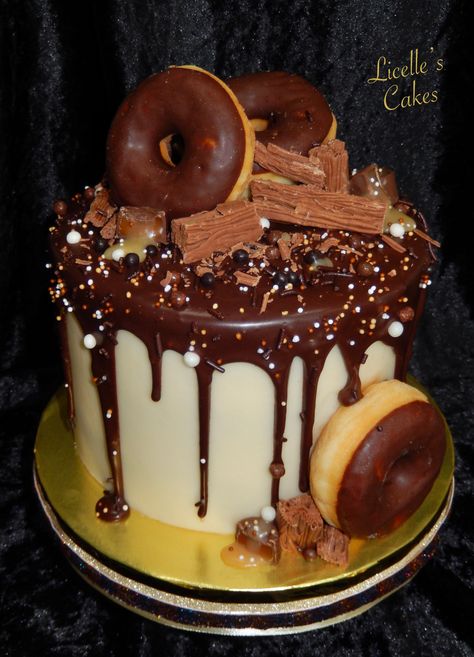 Donut Decorated Cake, Chocolate And Caramel Cake, Fall Cakes Decorating, Flake Chocolate, Cakes Decorating, Cake Style, Chocolate And Caramel, Donut Decorations, 5 Birthday