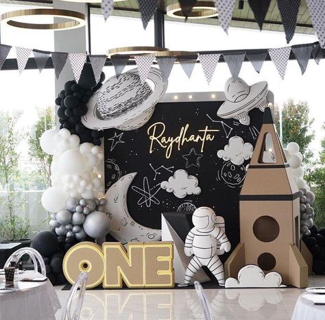 Astronaut Bday Theme, 3d Birthday Decoration, 1st Birthday Moon Theme, Space Themed Birthday Party Decoration Rocket Ships, Space Birthday Photo Shoot, Too The Moon Birthday Party, First Birthday Themes Space, Space Themed Birthday Decorations, Space Theme Balloon Decor