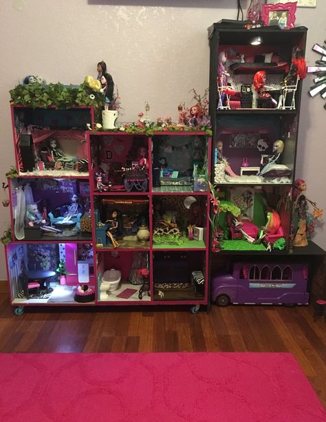 Monster High Doll House Diy, Monster High House Diy, Monster High Themed Bedroom, Monster High Display Ideas, Monster High Diy Crafts, Diy Monster High Dollhouse, Monster High Diy, Monster High Doll House, High Room Ideas