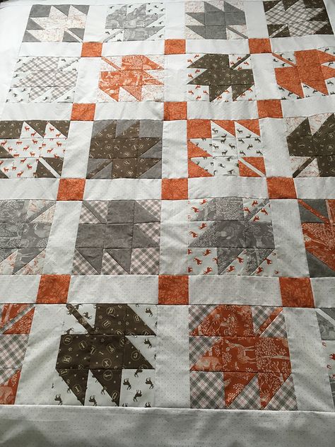 Fall Leaf Quilts, Maple Leaf Quilt, Autumn Quilts, Quilt Animals, Leaf Quilt, Halloween Quilt Patterns, Simple Quilts, Fall Quilt Patterns, Fall Quilt